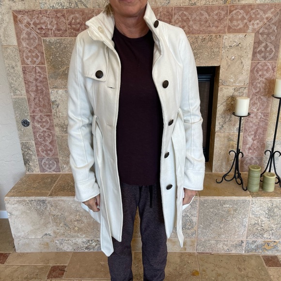 Nice white coat. Fabric is combination of polyester, viscose and spandex. Index. - Picture 2 of 5